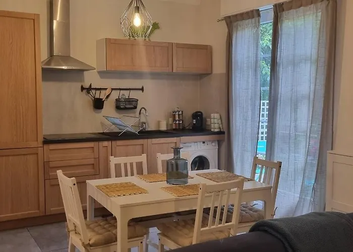 2 Pieces Au Centre D'antibes. * Antibes