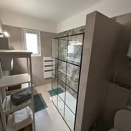 Apartment 2 Pieces Au Centre D'antibes. *