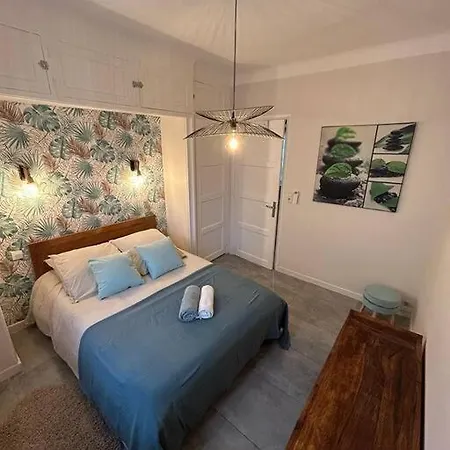 2 Pieces Au Centre D'antibes. * Antibes