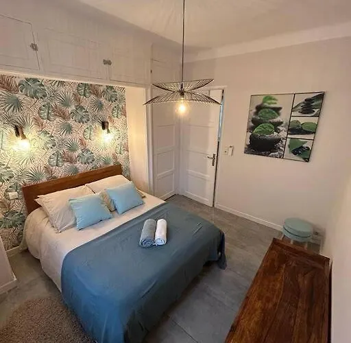 2 Pieces Au Centre D'antibes. * Antibes